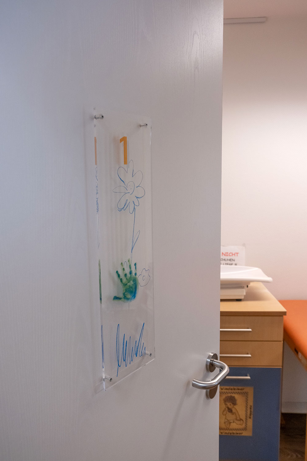 Bild Türschild Behandlungsraum 1